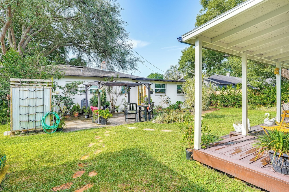 Walk to Parks & Golf: Artsy Bungalow in Lakeland!