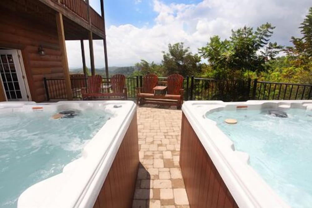 Serenity Mountain Pool 9 Br cabin by RedAwning