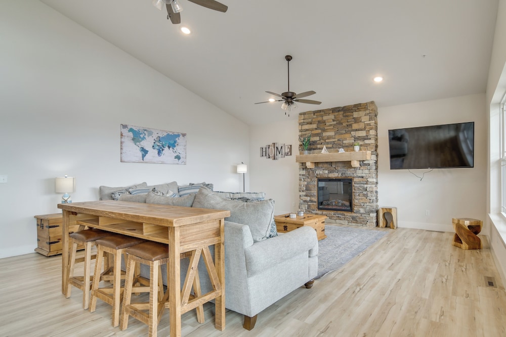 Table Rock Lake View & Games Galore: Family Lodge