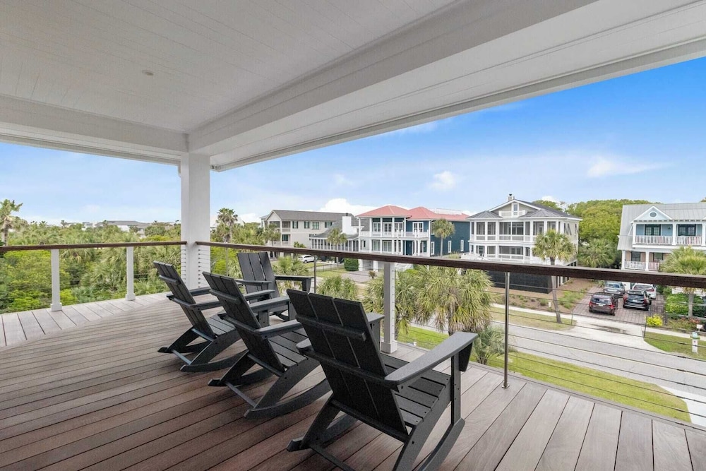 712 Ocean Blvd by Avantstay New Construction w/ Pool, Game Zone, Private Beach Access, and Oceanfront Views