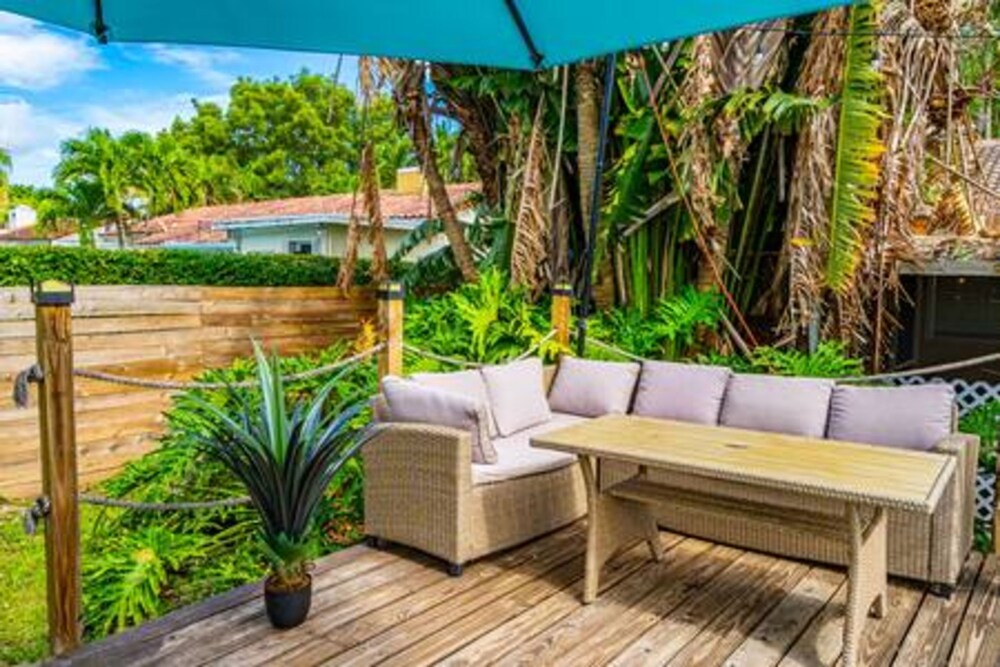 427 NE 107th Studio 6BR 3BA 7 Beds Pool Parking 2 Kitchen