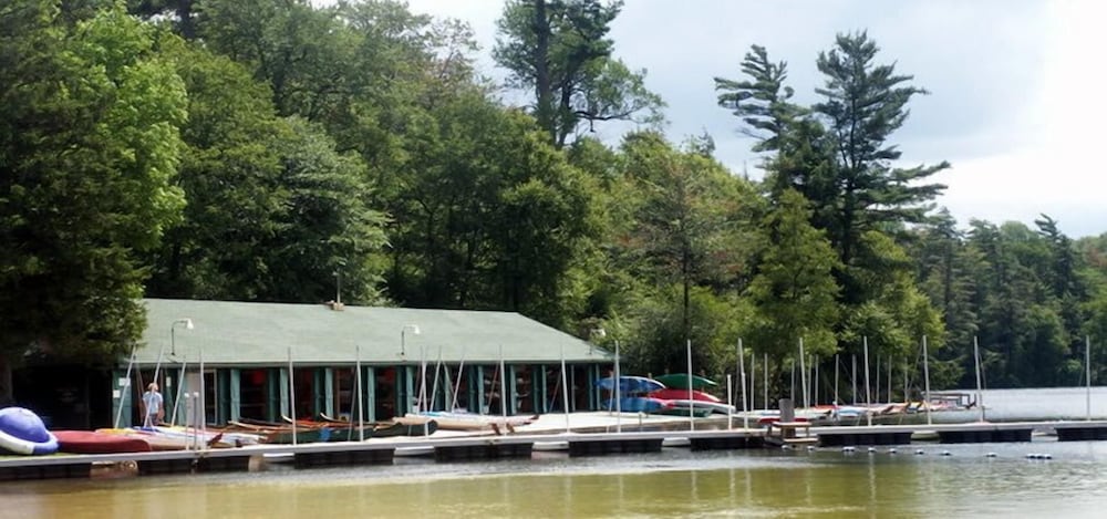 Crestmont Inn