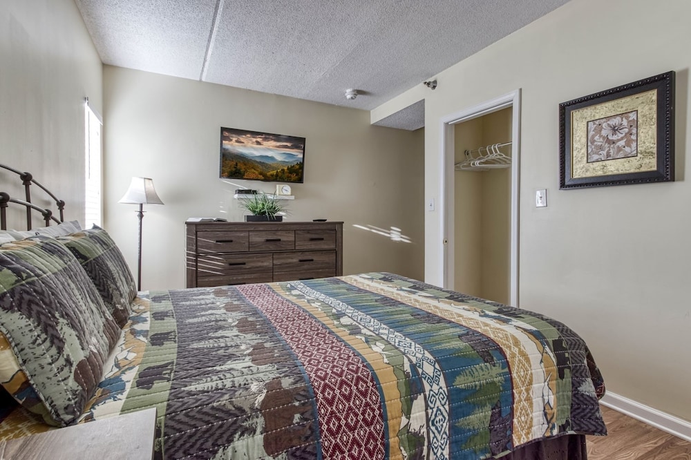 Gatlinburg Towers Condo Unit 501 - Great Location! Close To Town! 3 Bedroom Condo by RedAwning view 2