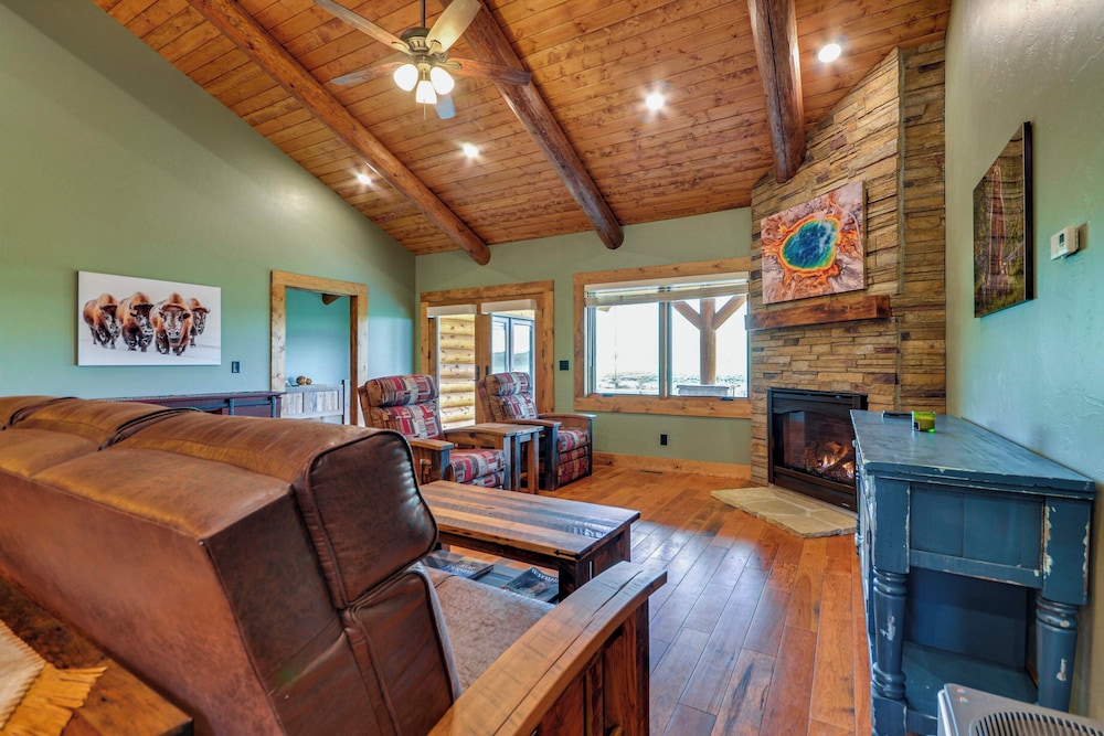 Spacious Cody Townhome: Private River Access!