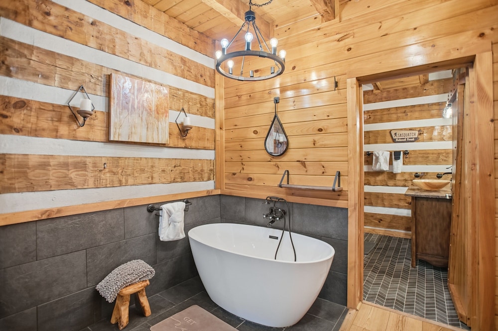 Boujee Bear Cabin With Hot Tub & Putting Green 2 Bedroom Cabin