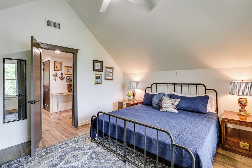Greers Ferry Lake Retreat: Game Room + Fire Pit!
