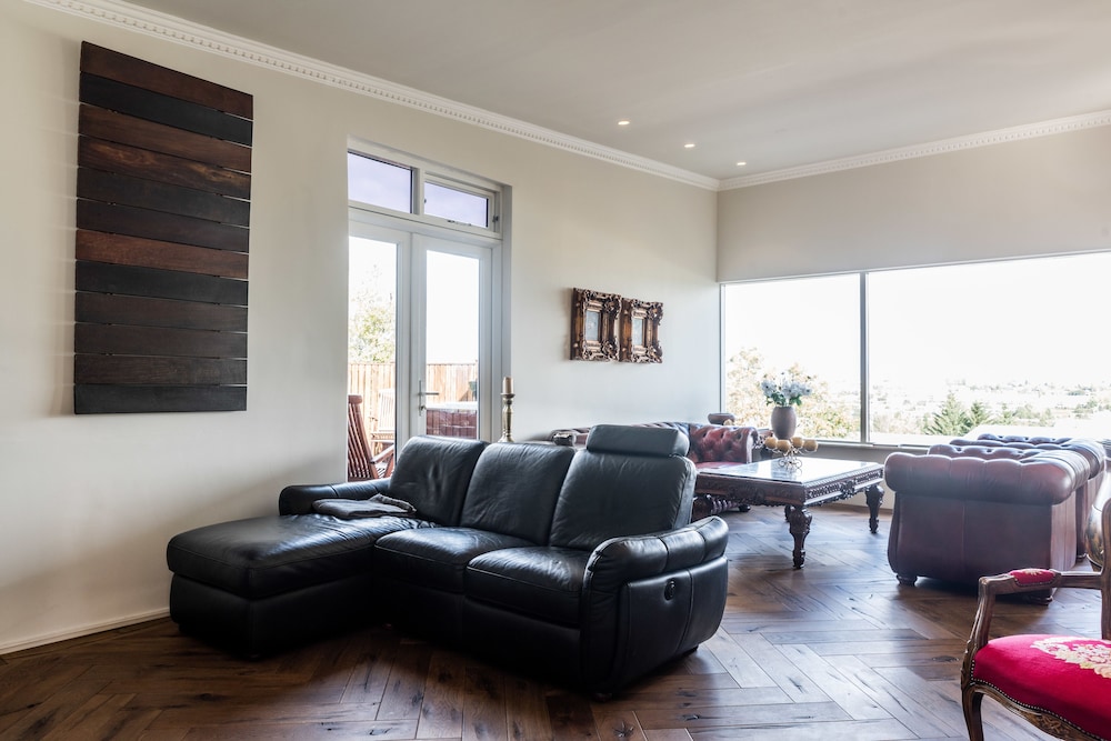ICELAND SJF Villa , Hot tub & Outdoor Sauna Amazing Mountains View - 15 min to downtown