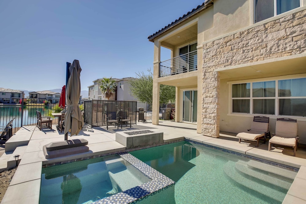 Lakefront Indio Villa: Private Pool & On-site Golf view 3