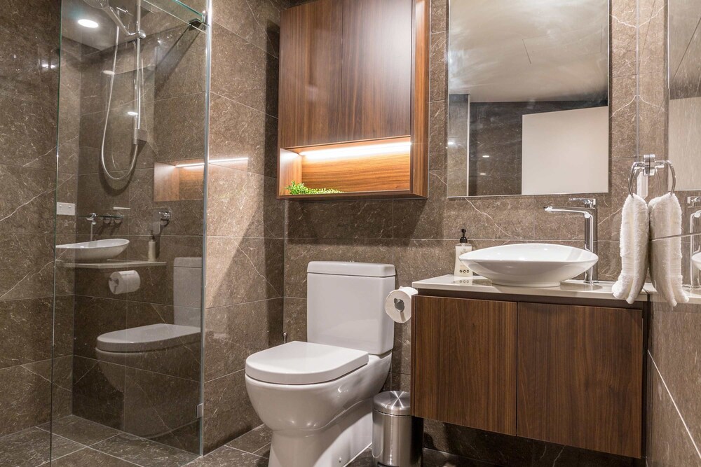2BR Luxury Skytower Views CBD Pool Gym Netflix