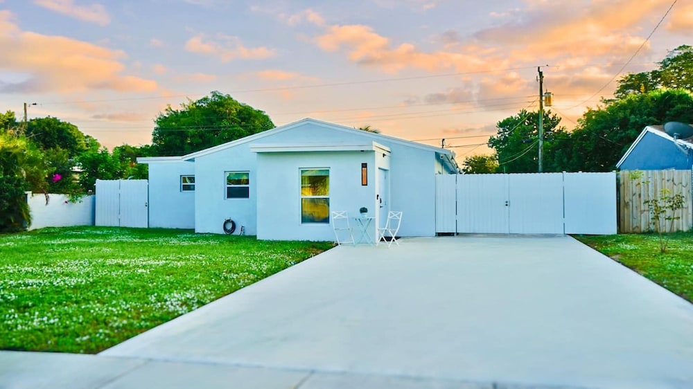 Stylish House w Hot Tub Close to Beach Stadium