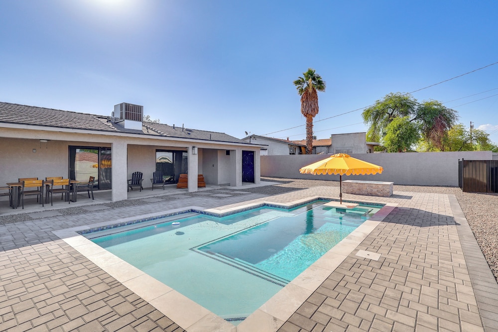 2 Mi to Windsor Beach! Updated, Sleek Family Home
