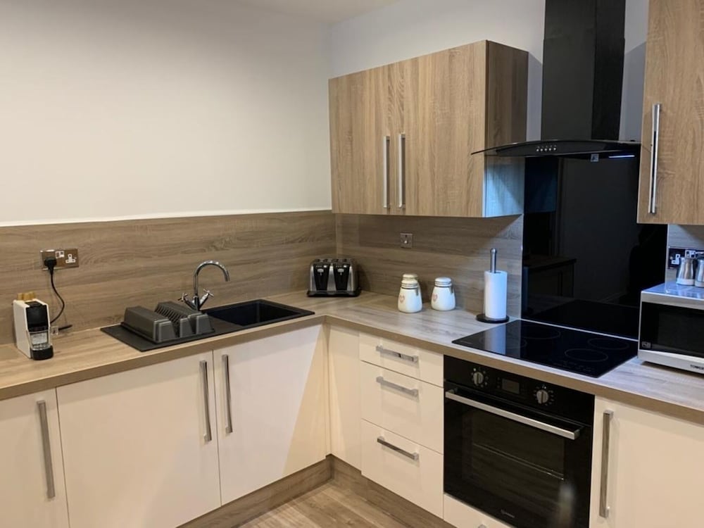 Impeccable 2-bed Apartment in Birmingham view 5