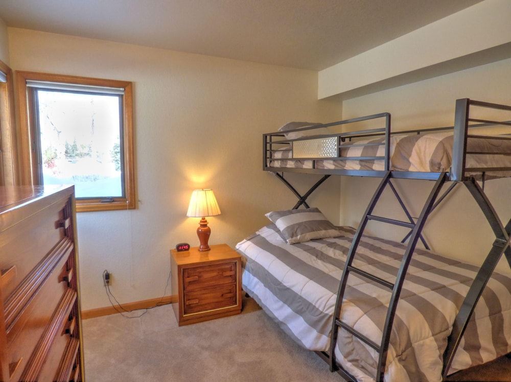 Corner Unitground Floor + Hot Tubspatio W/D in Unit