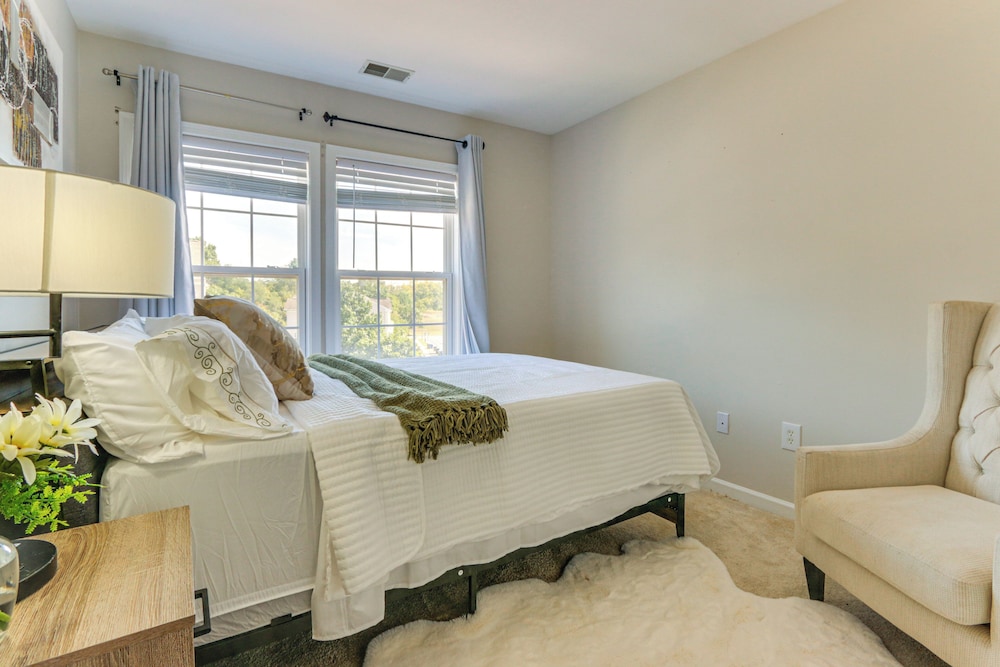 < 2 Mi to Dtwn Hagerstown: Townhome w/ Fireplace