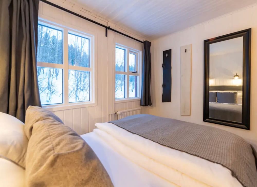 Traditional Cottage with Jacuzzi andLake view 2