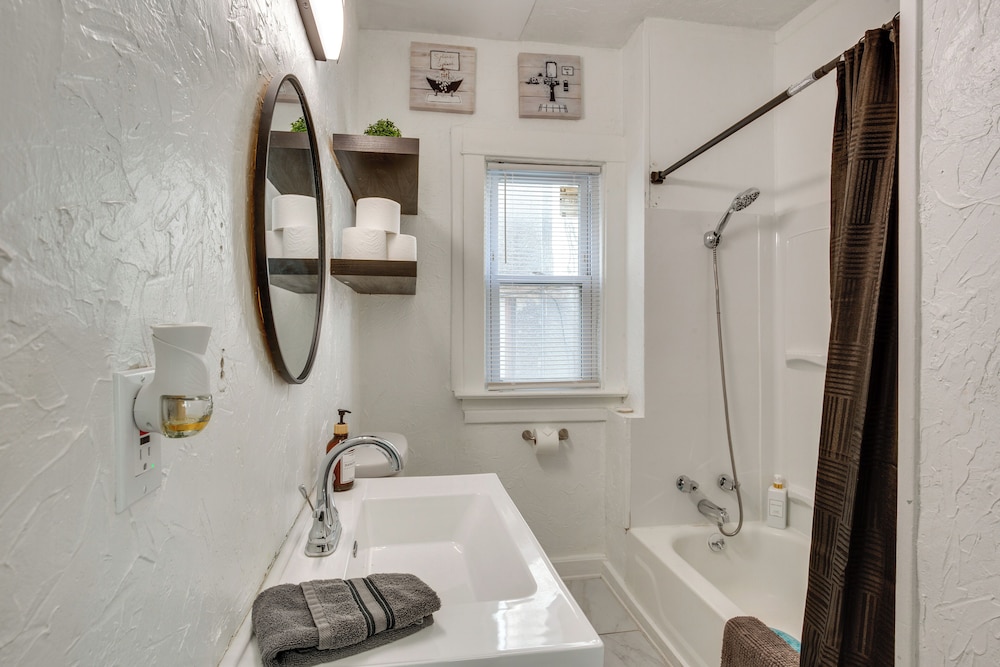 Modern 2BR Kansas City Condo Near Downtown