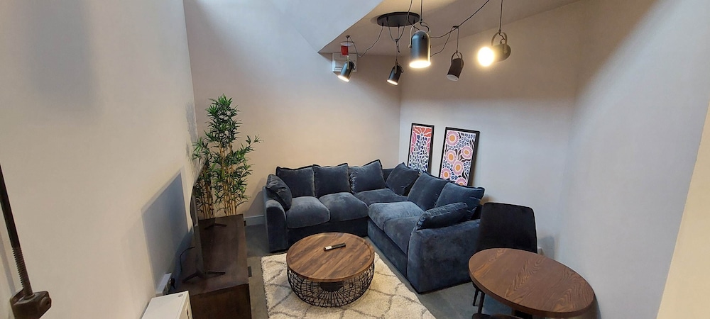 1 Bdr Modern Living in The Old Bank Hse