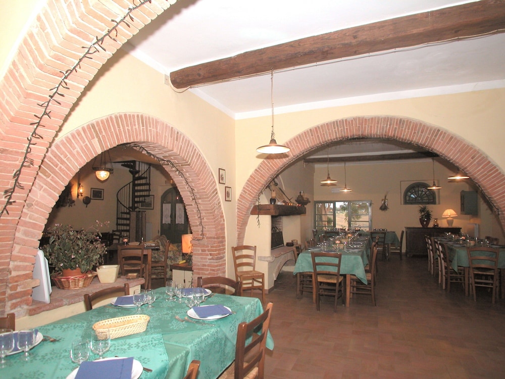 Nice Apartment in Guasticce With Pool