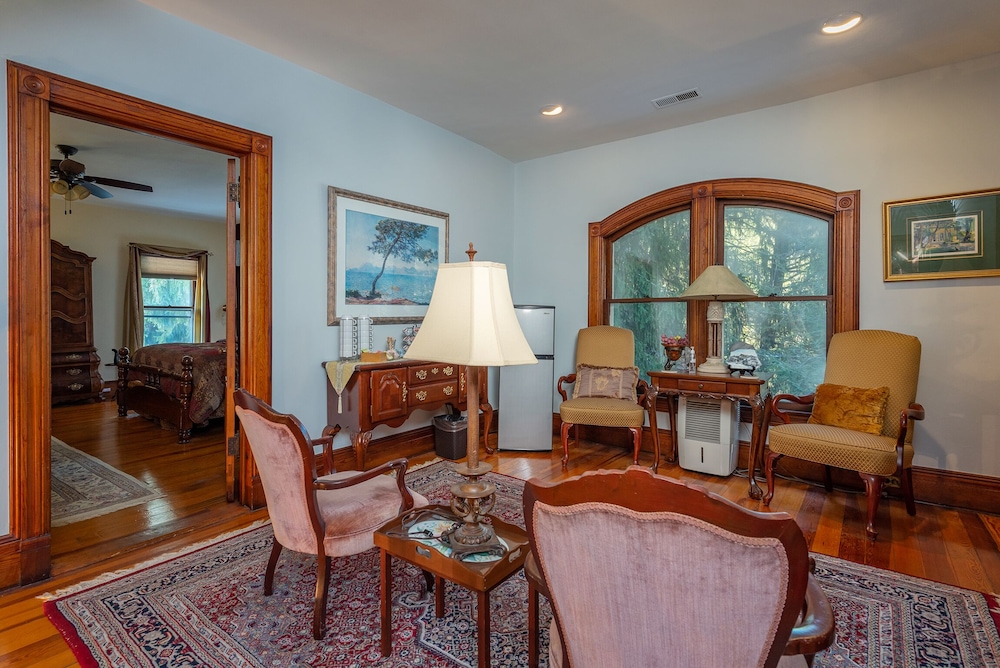 Engadine Inn  Cabins - Property Image 11