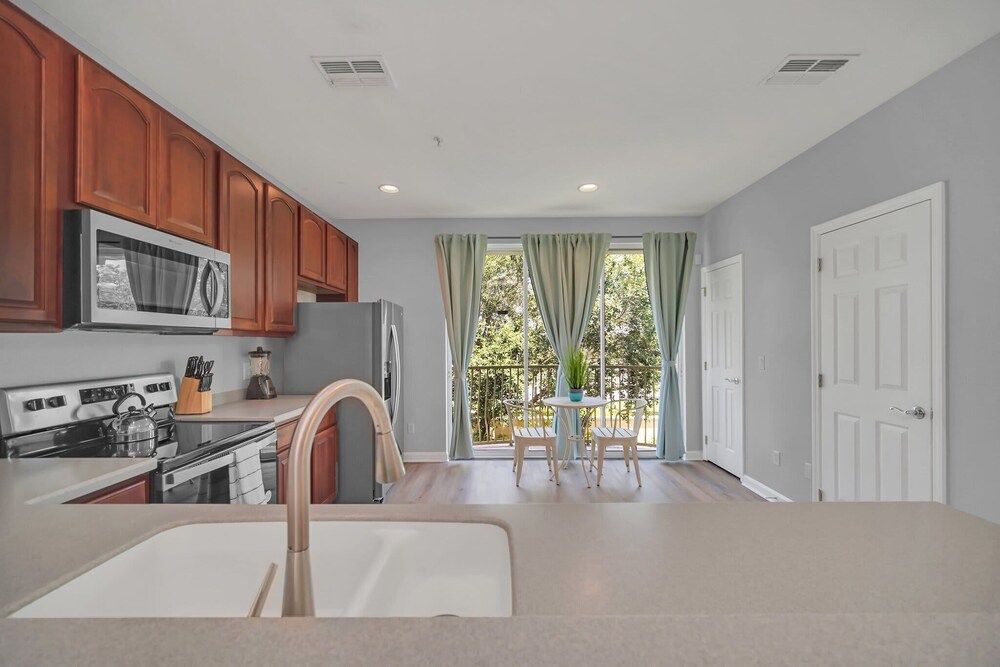 Spacious and Modern Townhome! Close to Attractions and Conventions Center! 3vc5014-10