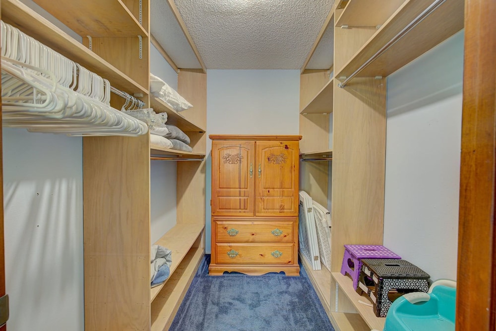 Spacious 4 3 Retreat- Heated Pool-playroom