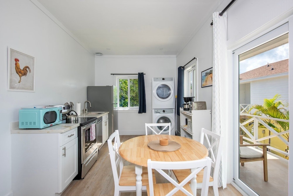 Laughing Bird Studio #7 - Brand New Stylish Apartment, Pool, Bea 1 Bedroom Condo, photo 14