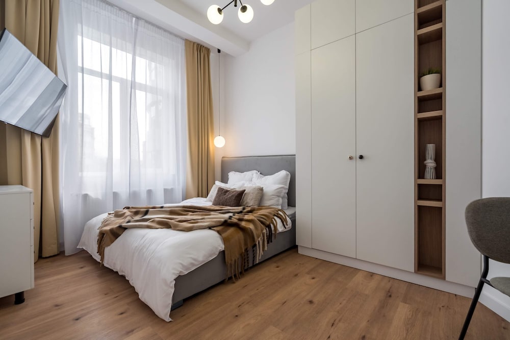 Contemporary Aparthotel 2-BR Flats Near Old Town, Quiet & Serene
