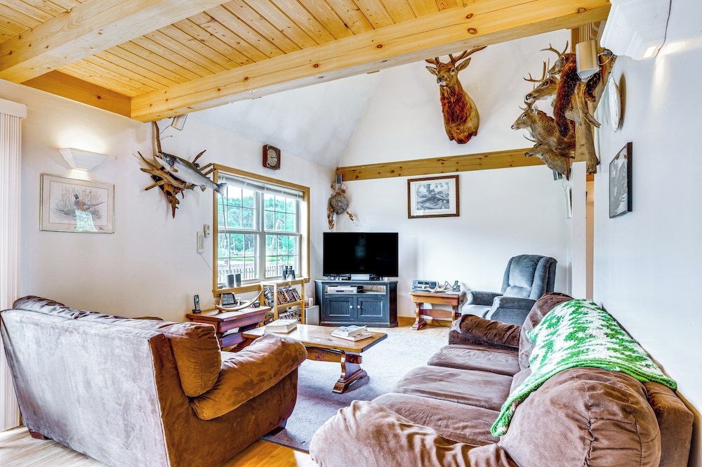5 Mi to Jay Peak Resort: Cabin w/ Pond Access!