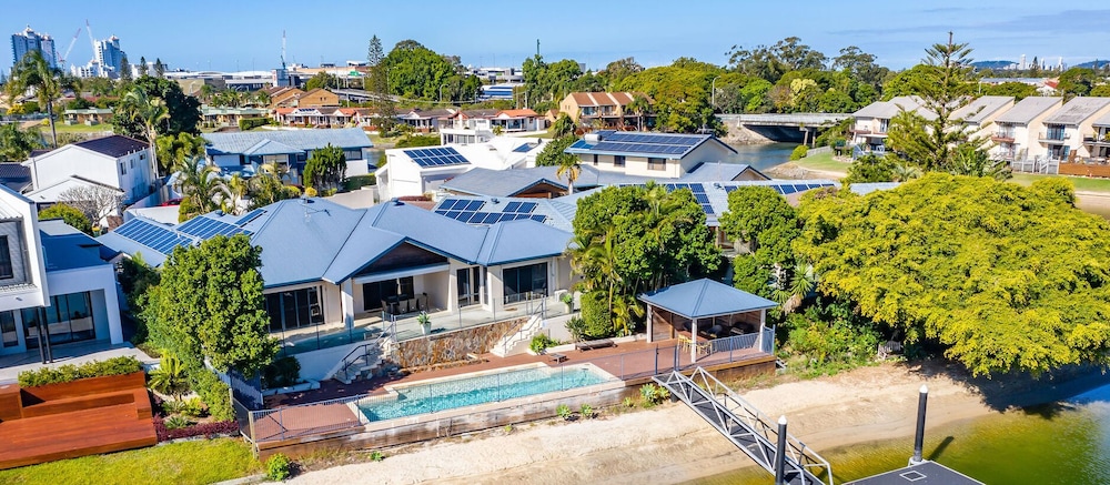 Maureen Waterfront Beach House