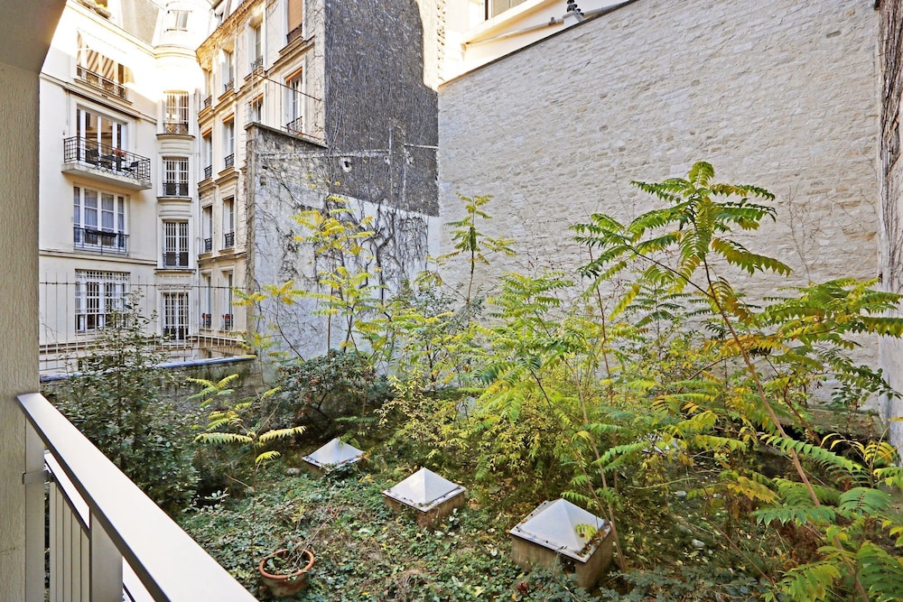 Modern Brunel Classic 1 Bed Apt With Balcony in Paris