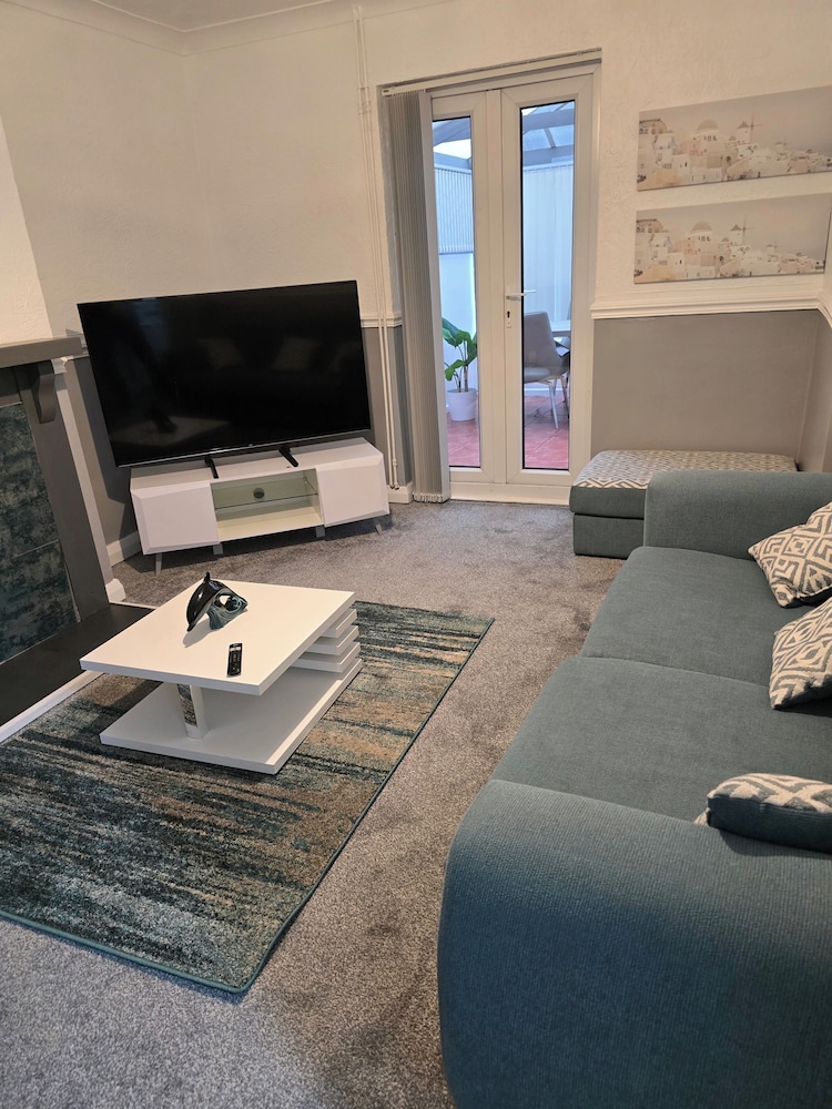 3 Bed House - Sleeps 5 - Pets - Garden - Parking