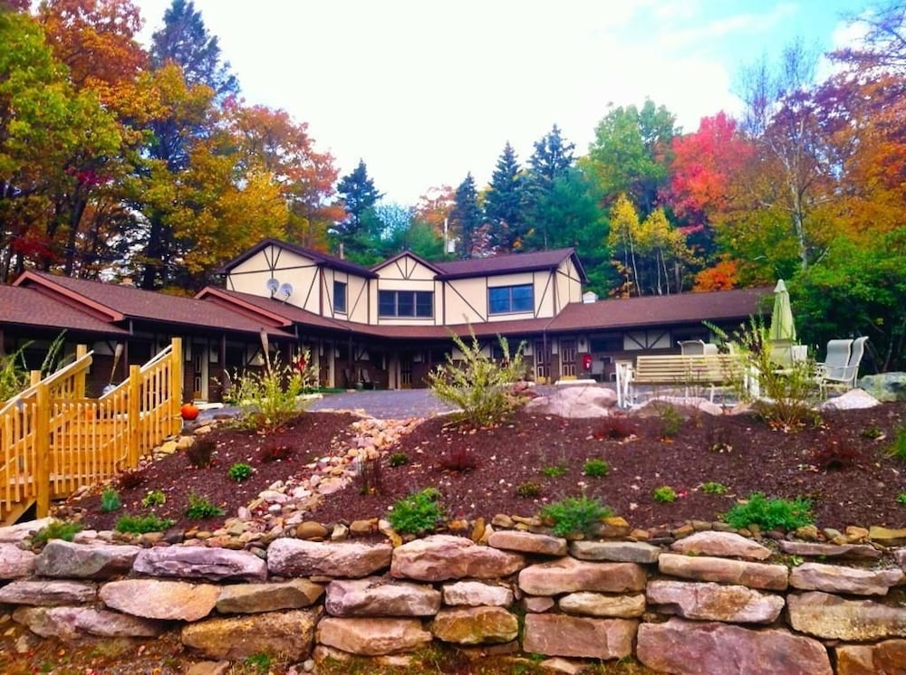 Hotel Lake Harmony Inn - Image 1