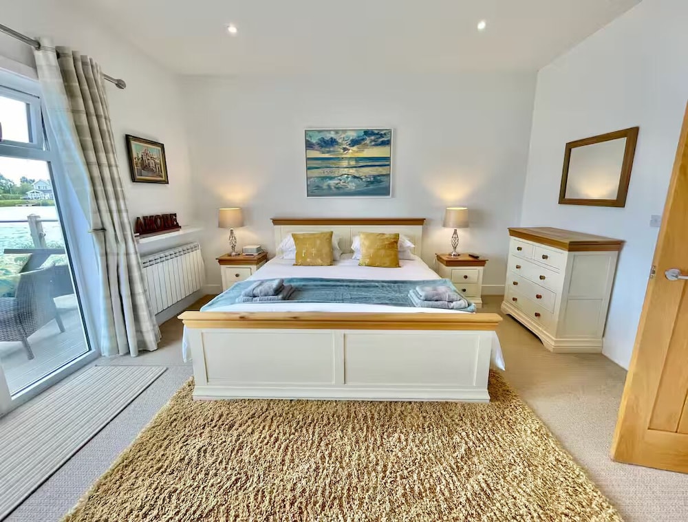 Cotswolds Lakeside Home-Summer Lake