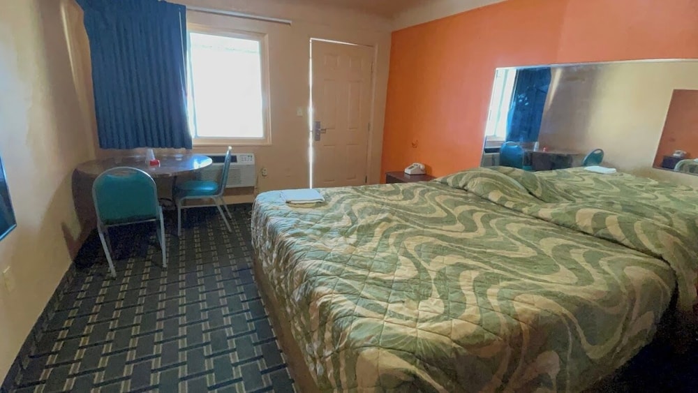 Deluxe Inn Motel