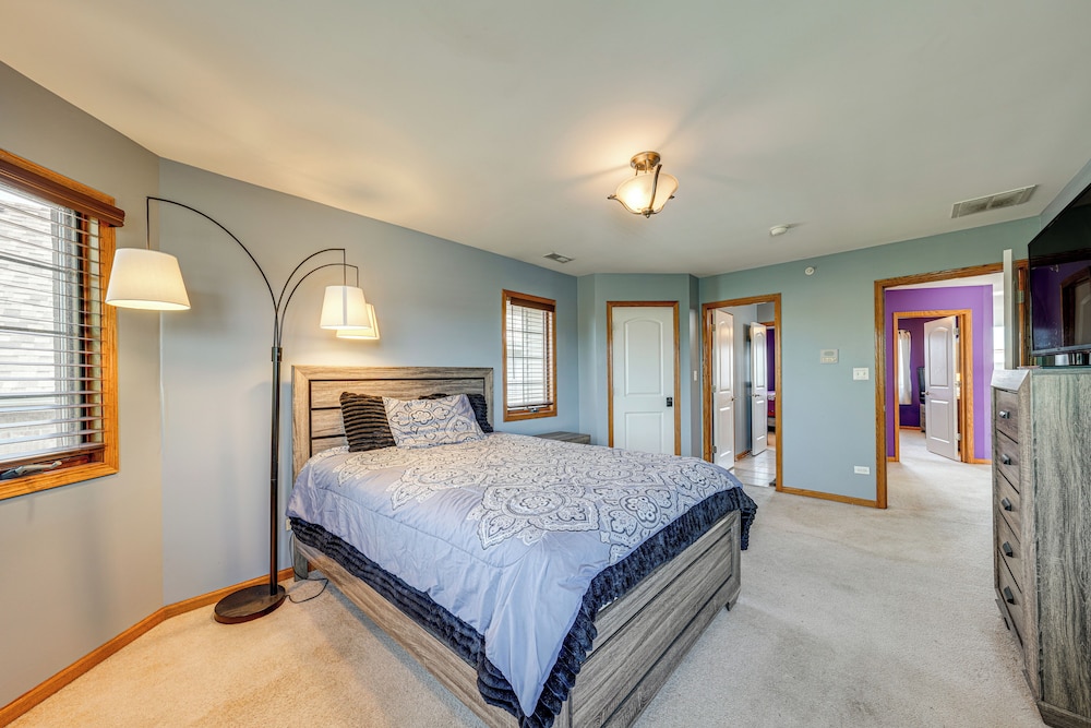 Game Room & Deck: Family Home in Chicago Area!