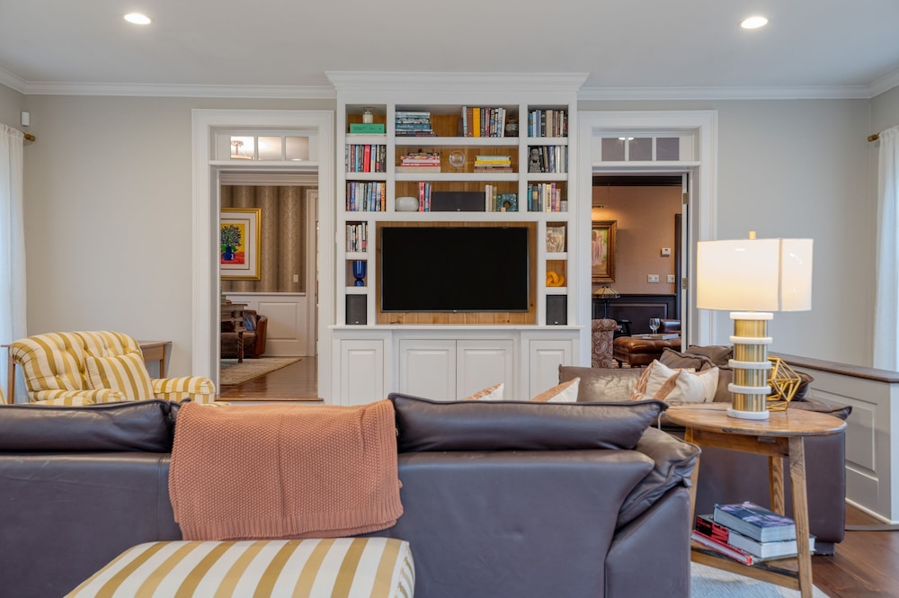Sunny Pond by Avantstay Secluded Estate w a Private Pond Gym Movie Theater