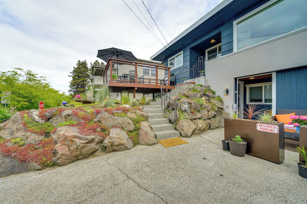2 Blocks to Beach Park: Cozy Seattle Townhome