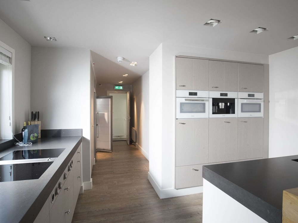 Luxury Villa With Outdoor Kitchen and Lake View view 4