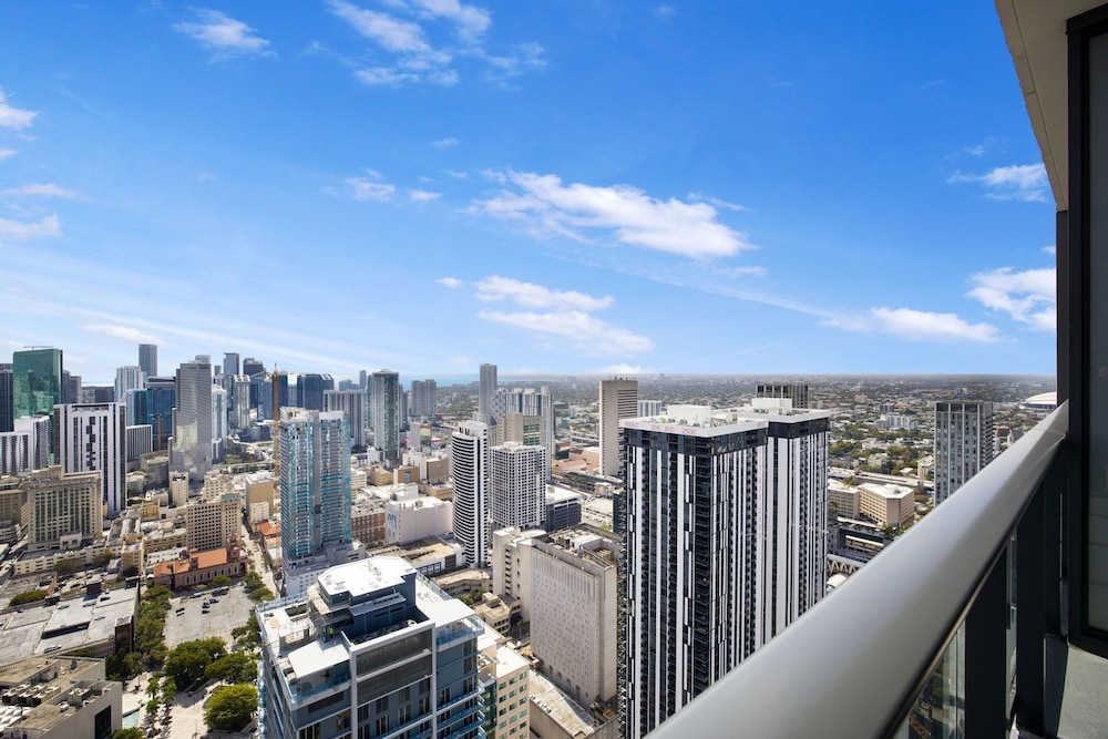 Lux Studio W City Views and Pool