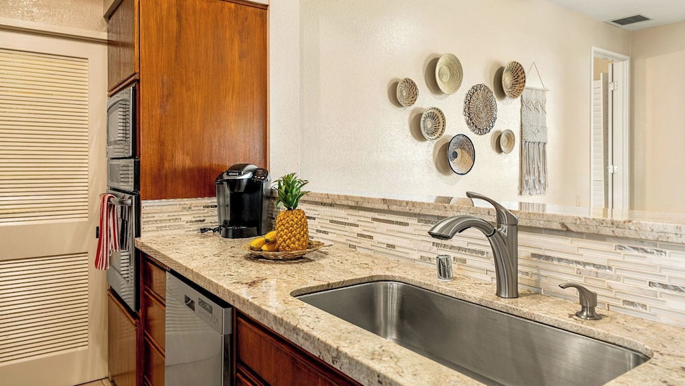 Spacious Hawaiian Unit w/ Lagoon View - AC & Wifi - Vrkcv