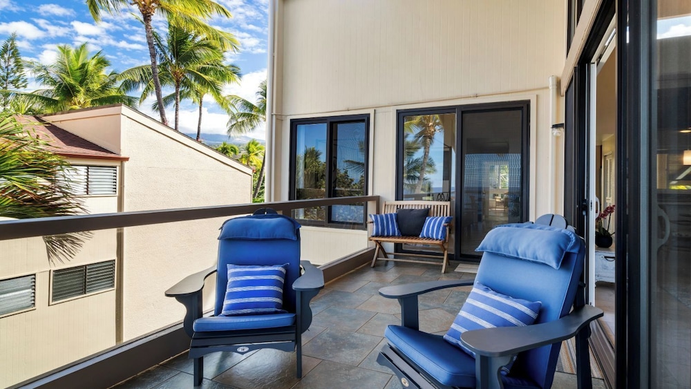 Oceanfront Penthouse With Sunset Views, A/C and Wraparound Lanai! - Vrkcv