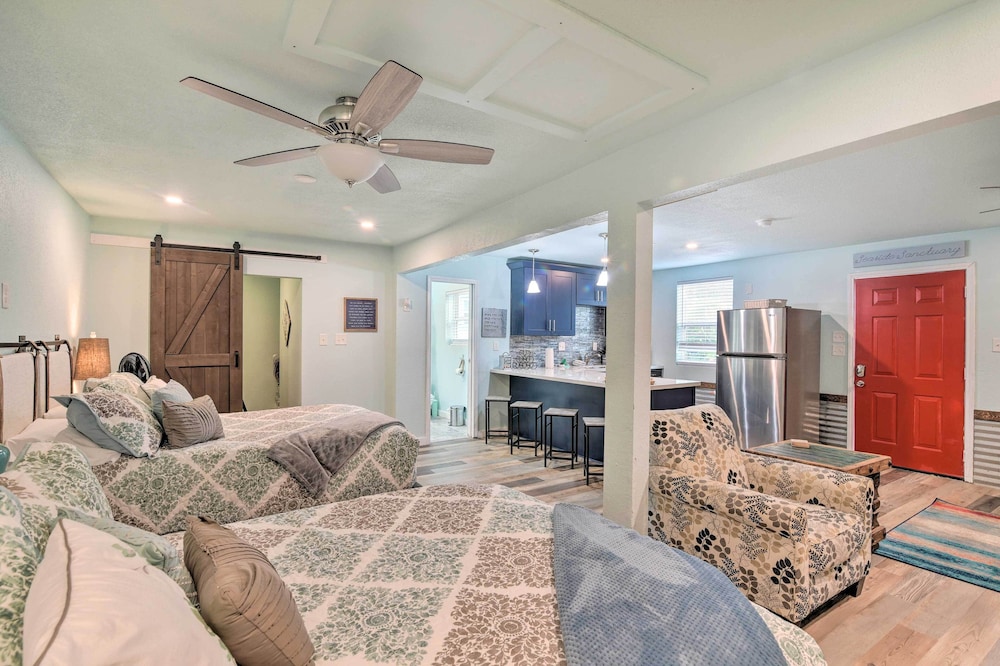 Galveston Group Getaway w/ Private Yard + Fire Pit