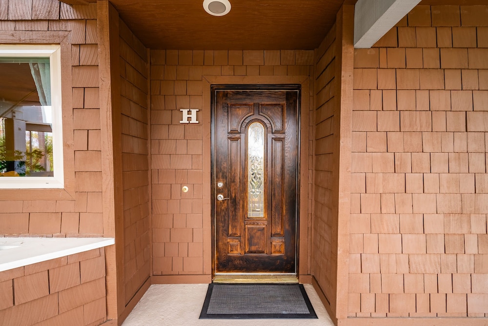 Luxury Oceanfront Condo With Private Beach Access