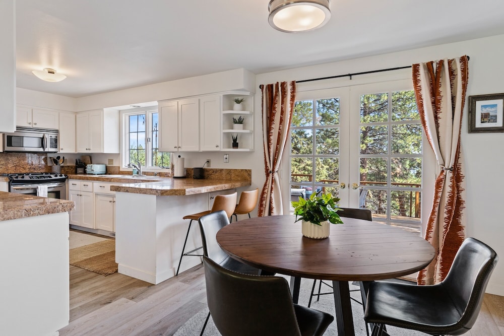 Serenity On 6th 30 Day Minimum 4 Bedroom Home by RedAwning