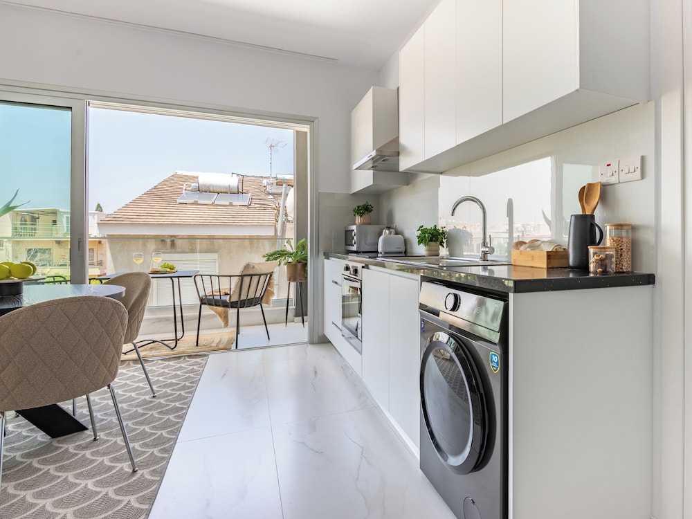 Sanders Cruise - Elegant Studio Apt With Balcony