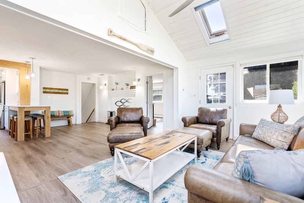 Beachwood Getaway Sleeps 10!