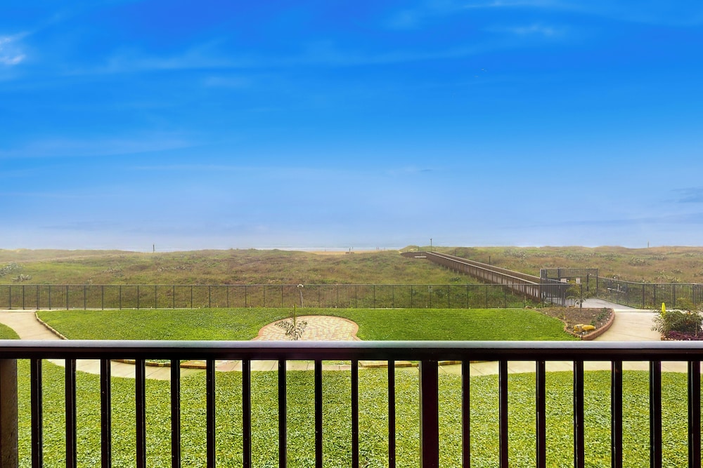 All-suite Beachfront 3BR w/ Gulf Views & Pools