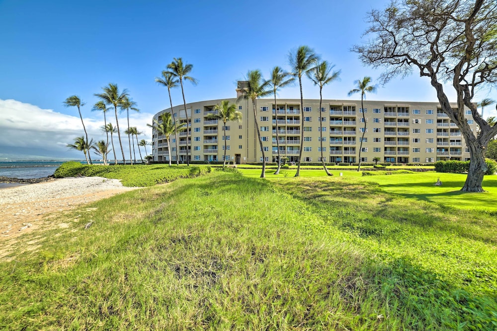 Ocean-view Kihei Condo w/ Lanai: Steps to Beach!