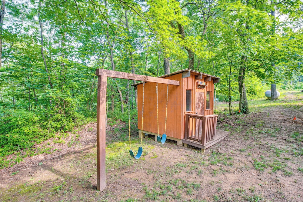Pond & Fire Pit: Charming Log Cabin Near Blue Rock