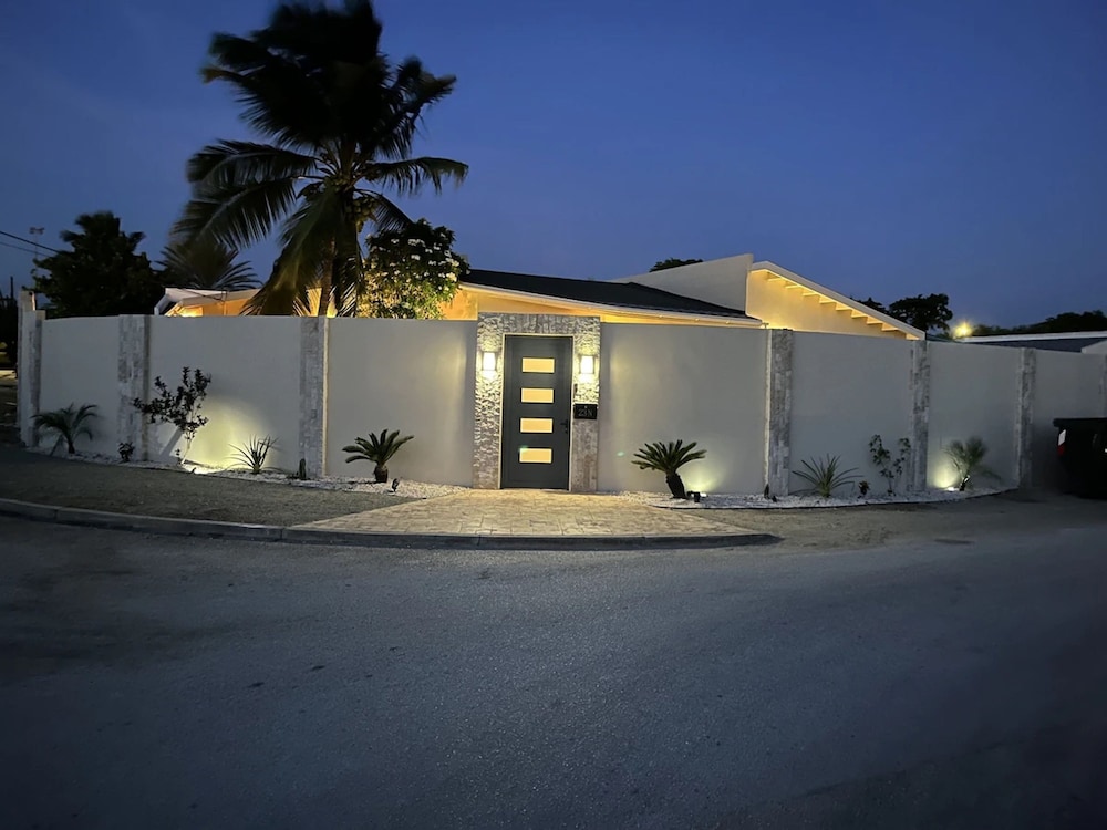 3 Bedroom Villa in Pos Chiquito Sun and Fun 5 Minute Walk to Beach